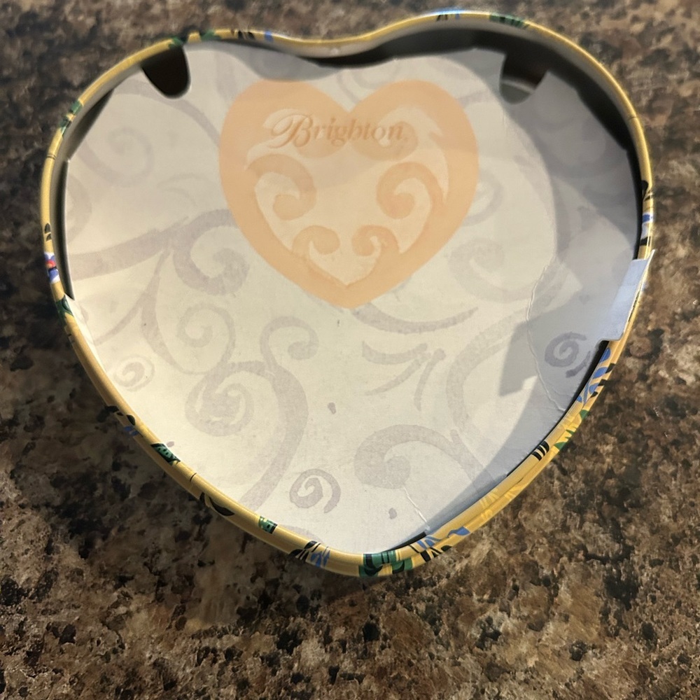 Brighton Heart Tin with Floral Motif - Picture 5 of 6